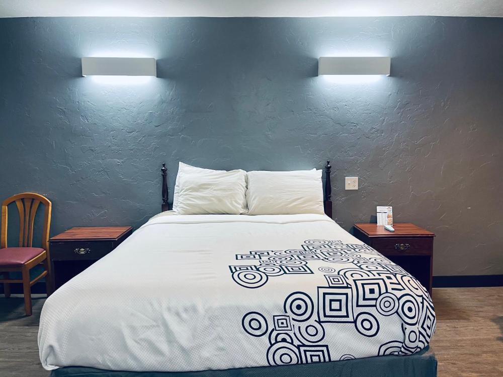Queen Room - Non-Smoking interior